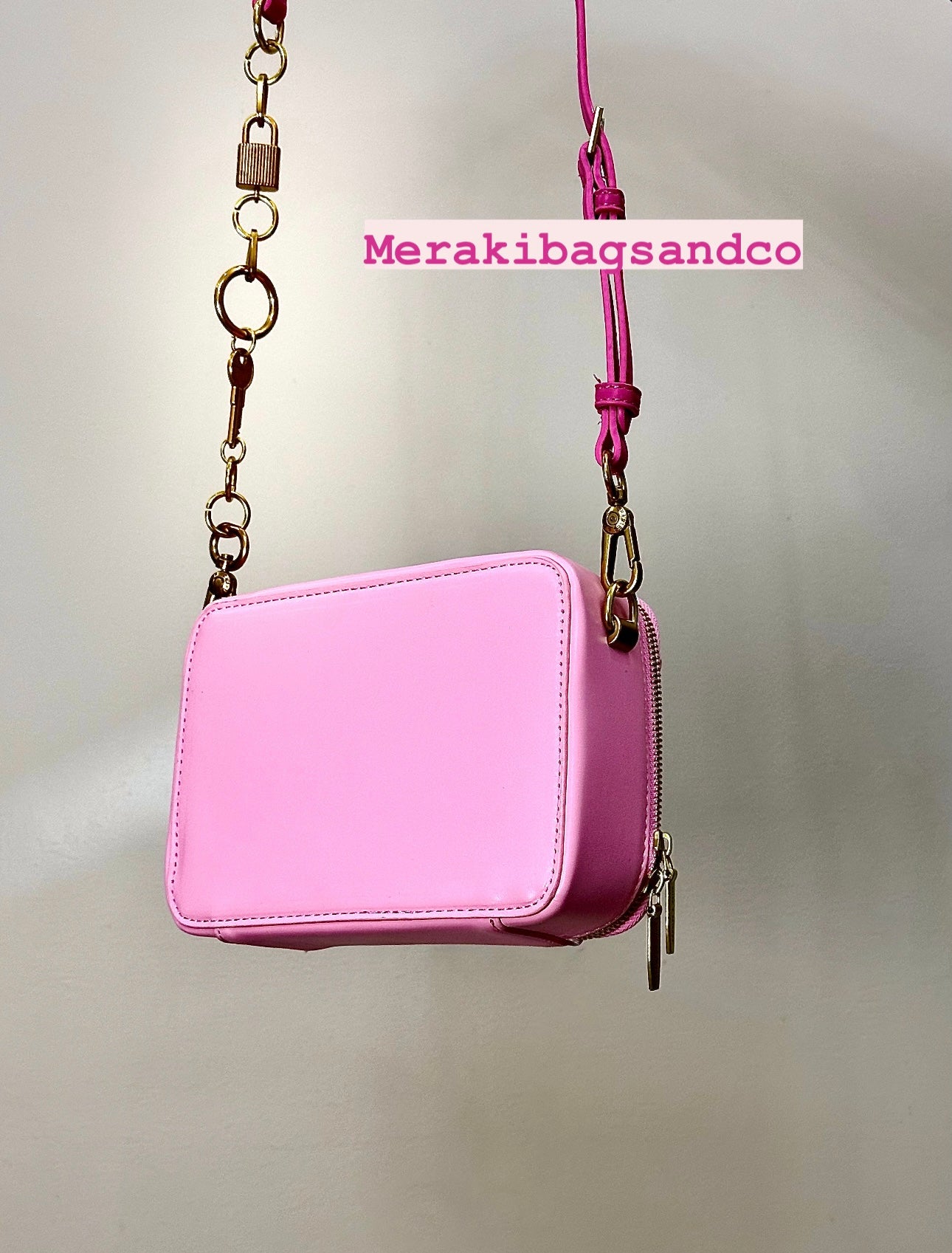 ORIGINAL CHARLES AND KEITH CHUNKY CHAIN HANDLE TWO - WAY ZIP CROSSBODY - PINK WHITE